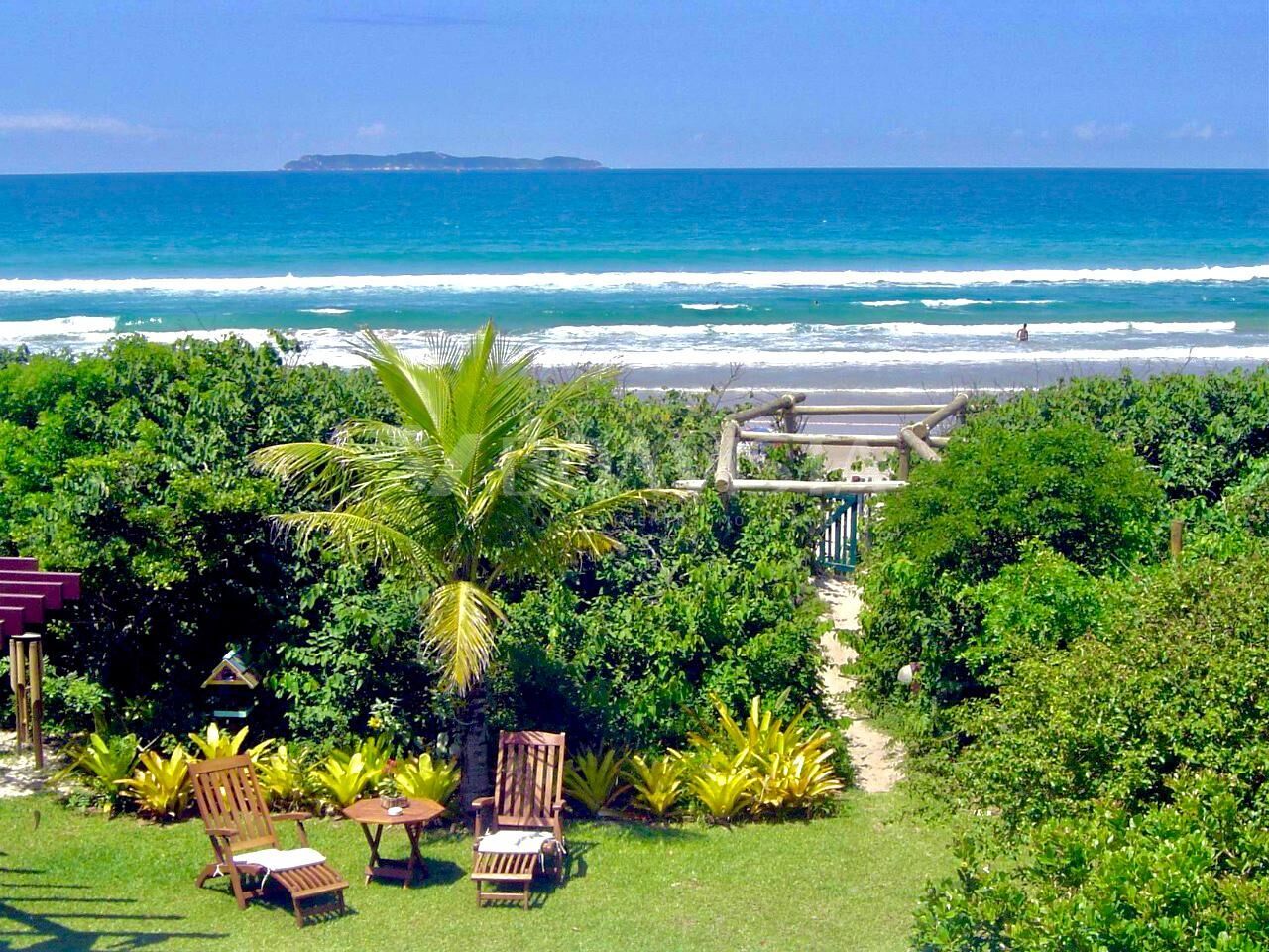 Bela casa pé na areia à venda em Bombinhas 2