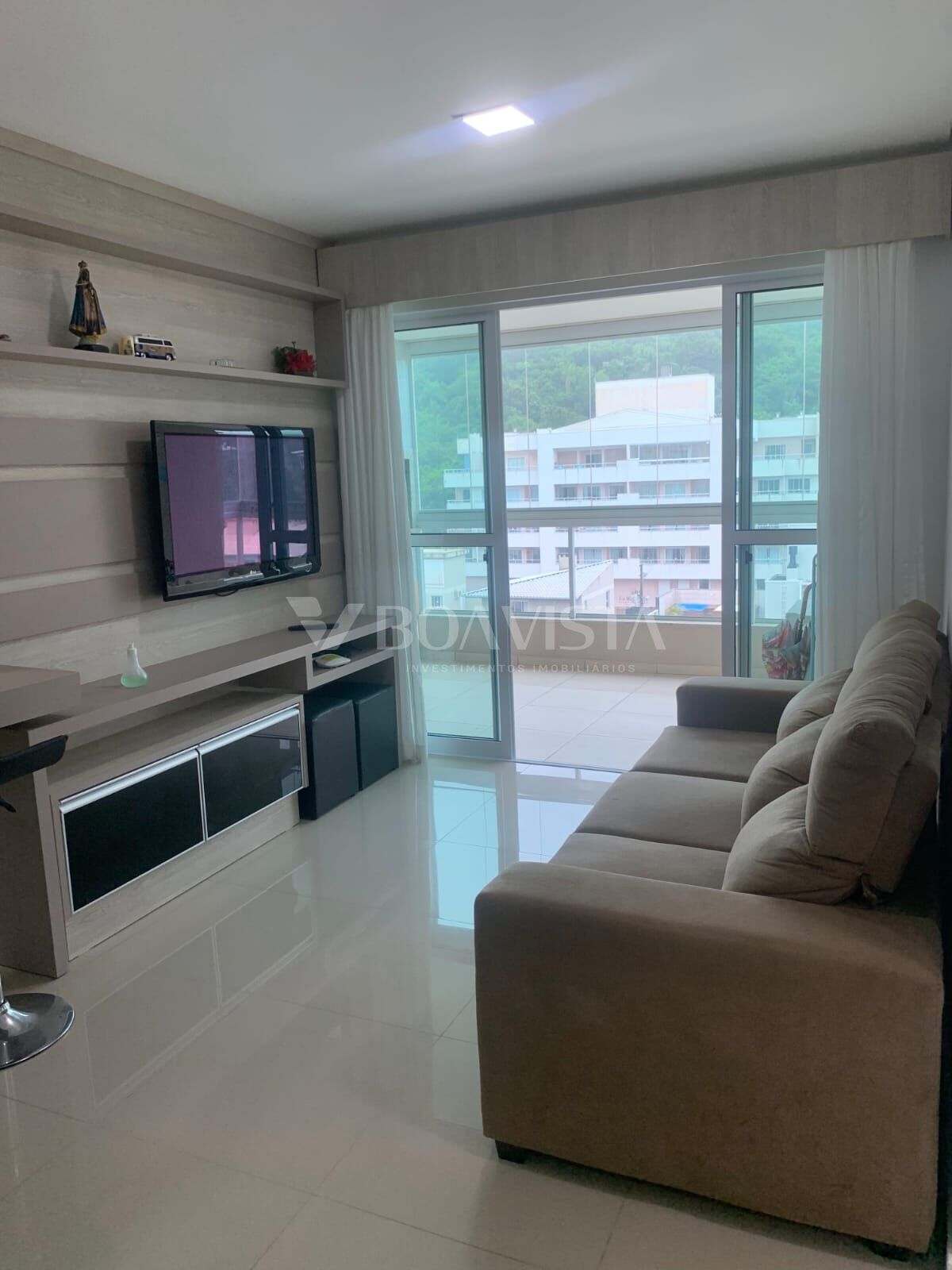 Apartamento mobiliado e decorado localizado na praia de Bombas. 2