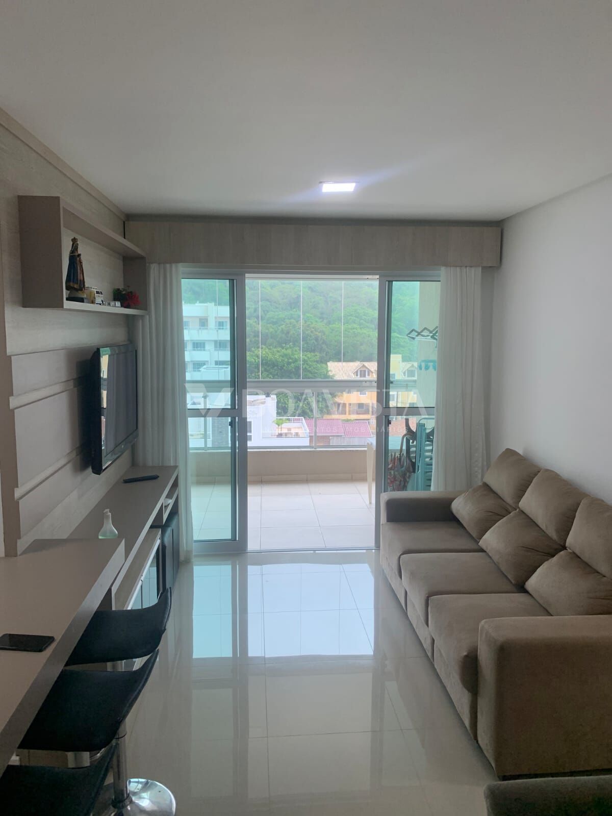 Apartamento mobiliado e decorado localizado na praia de Bombas. 3