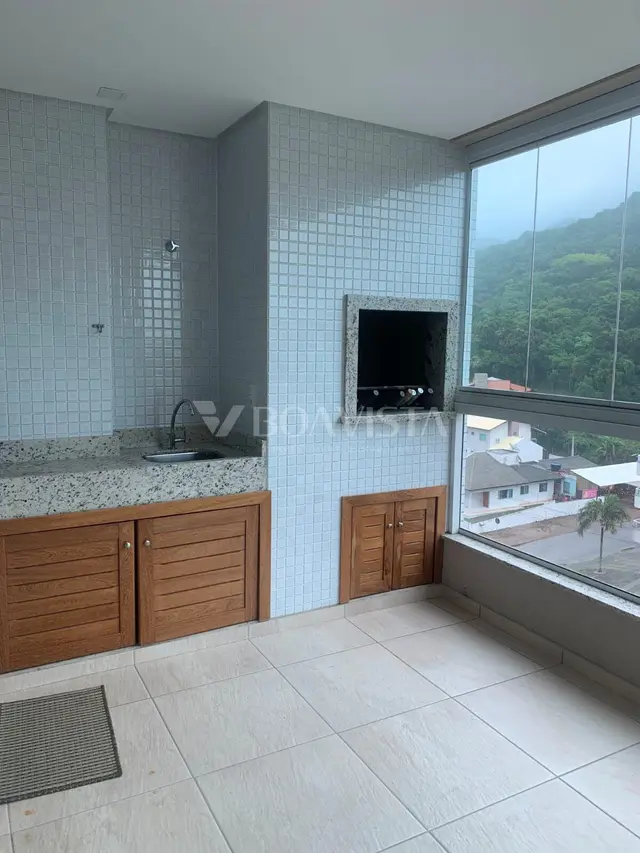 Apartamento mobiliado e decorado localizado na praia de Bombas.