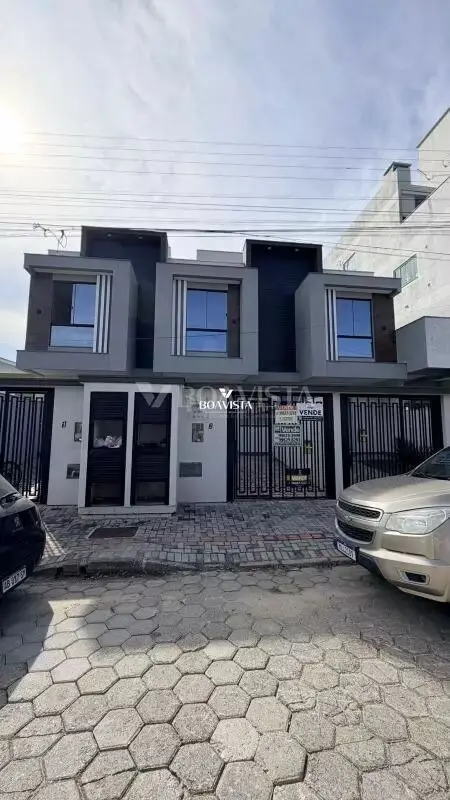 Sobrado à venda, 2 quartos, 2 suítes, 1 vaga, Bombas - Bombinhas/SC