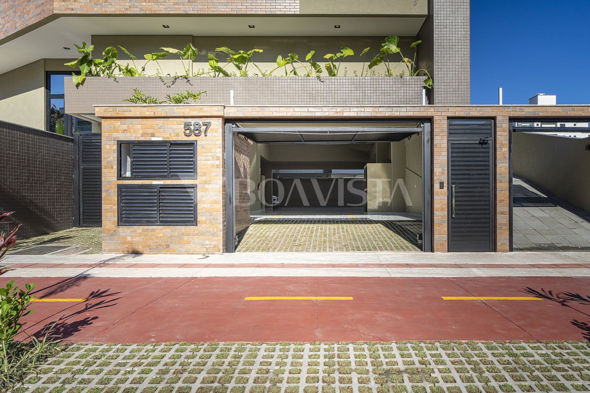 Apartamento Alto Padrão  na Praia de Bombas. 2