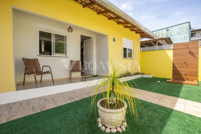Casa com piscina - 4 Quartos e Ampla Área de Lazer em Bombinhas