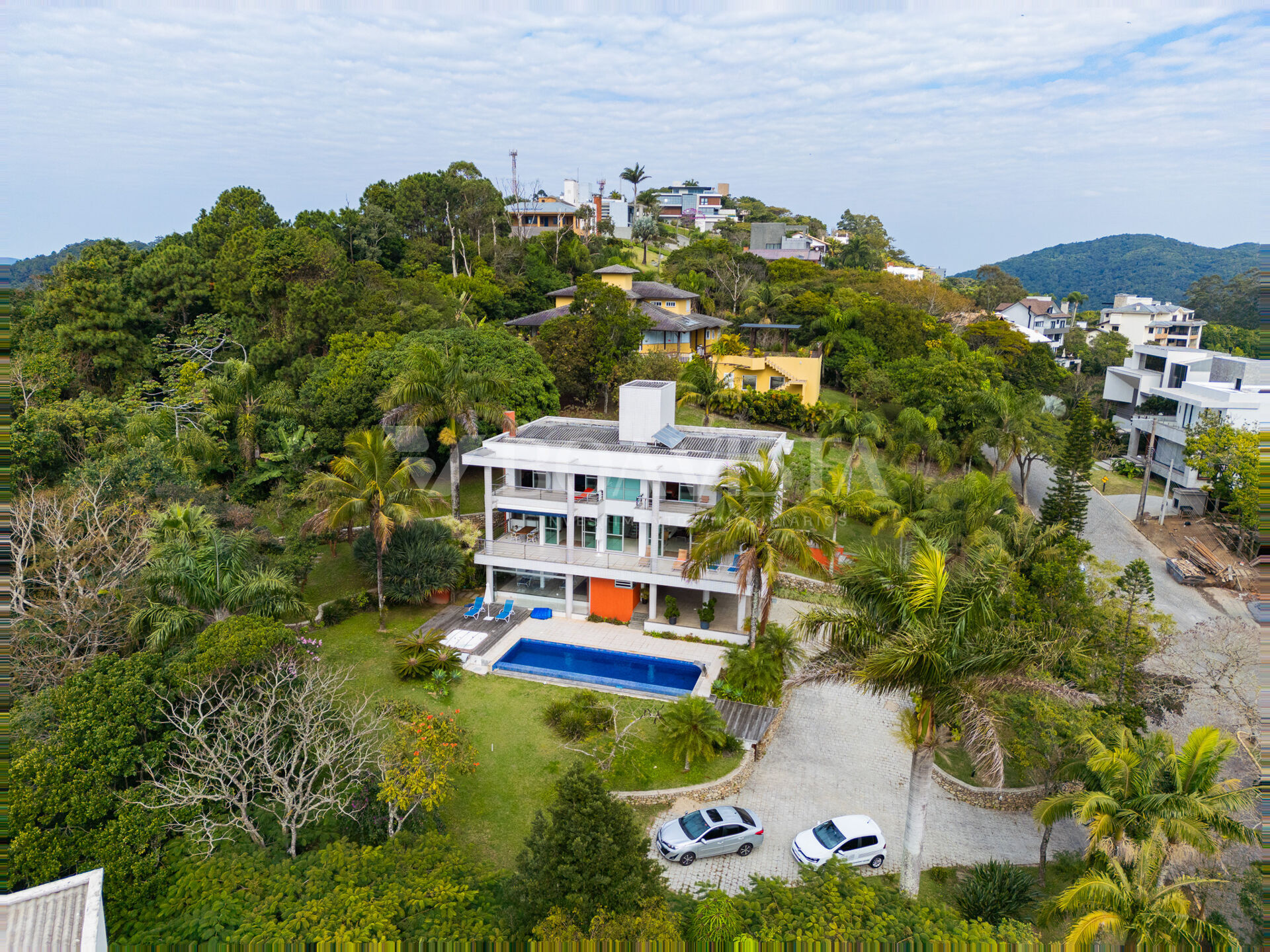 Residência de Luxo à Venda com Piscina e Vista Panorâmica em Bombinhas. 2