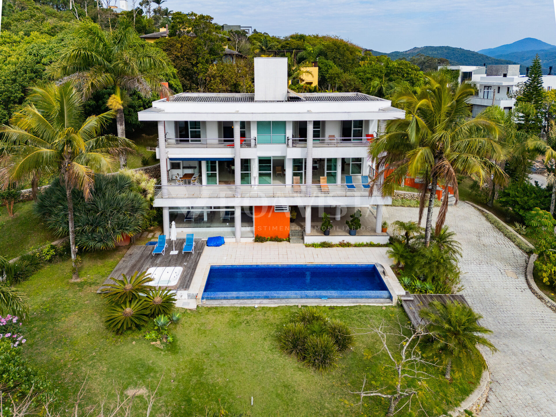 Residência de Luxo à Venda com Piscina e Vista Panorâmica em Bombinhas. 3