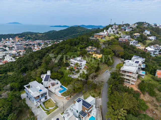 Residência de Luxo à Venda com Piscina e Vista Panorâmica em Bombinhas.