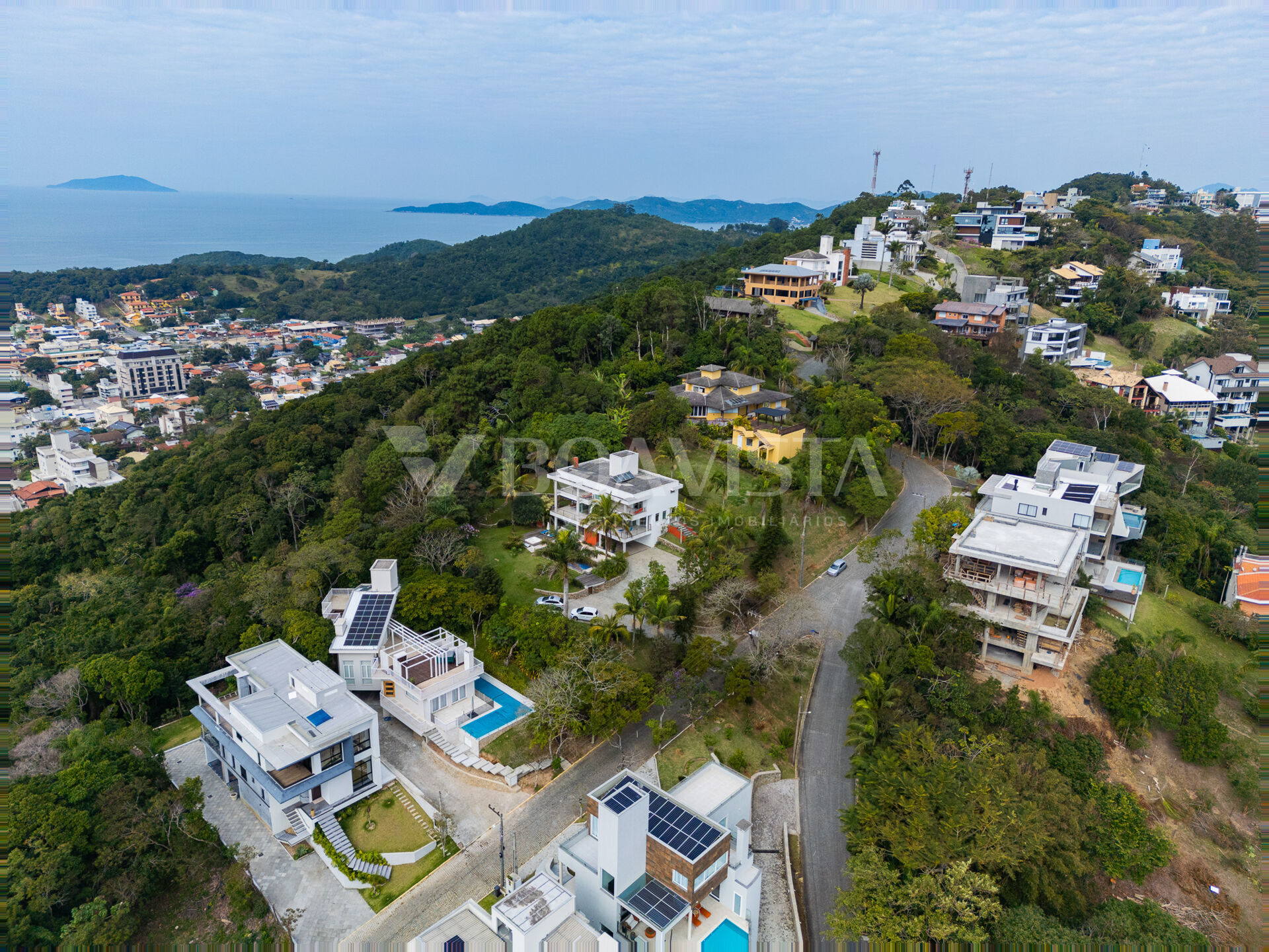 Residência de Luxo à Venda com Piscina e Vista Panorâmica em Bombinhas 2