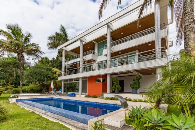 Residência de Luxo à Venda com Piscina e Vista Panorâmica em Bombinhas