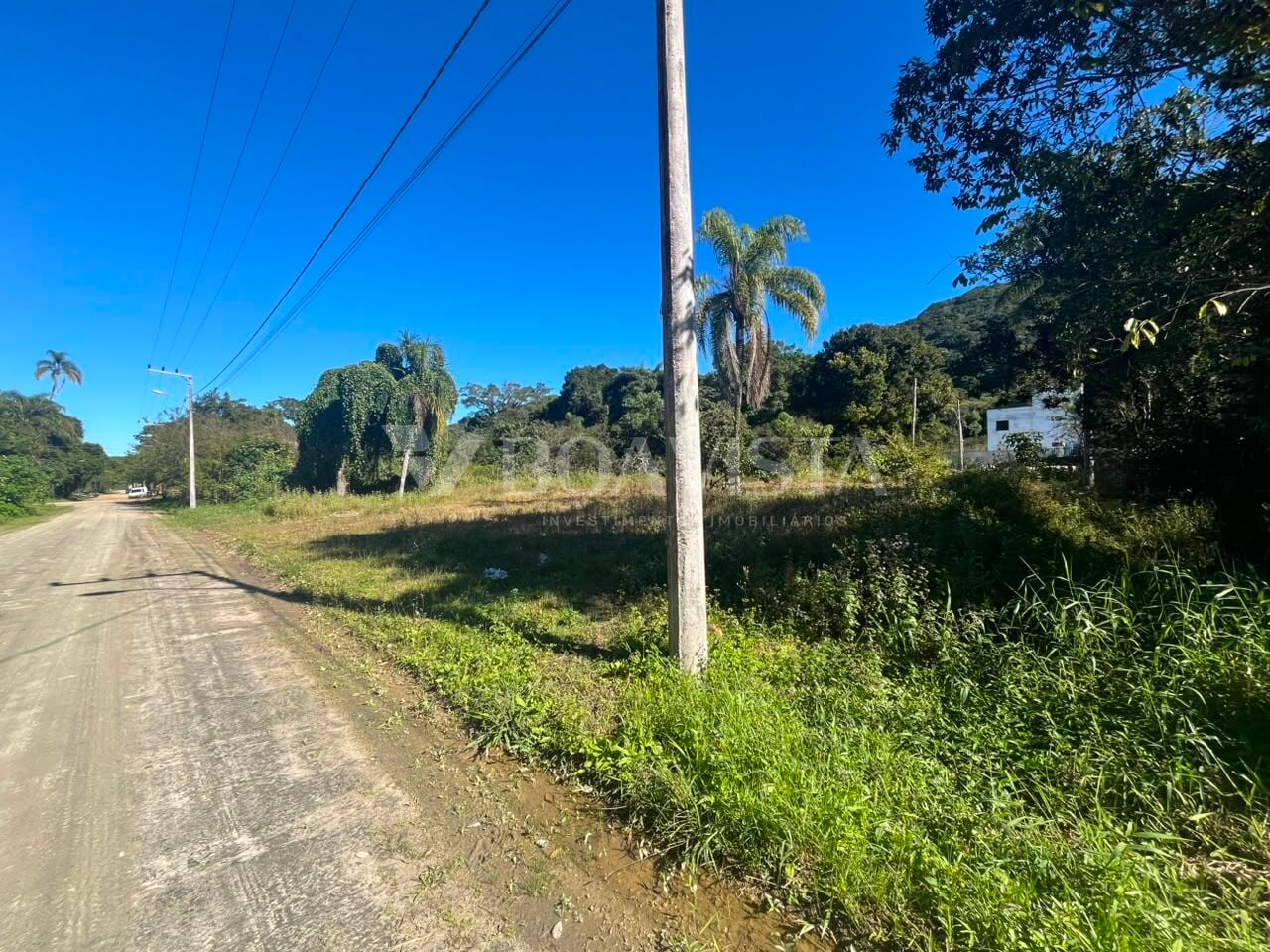 TERRENO COM ÓTIMA LOCALIZAÇÃO À VENDA EM BOMBINHAS 3