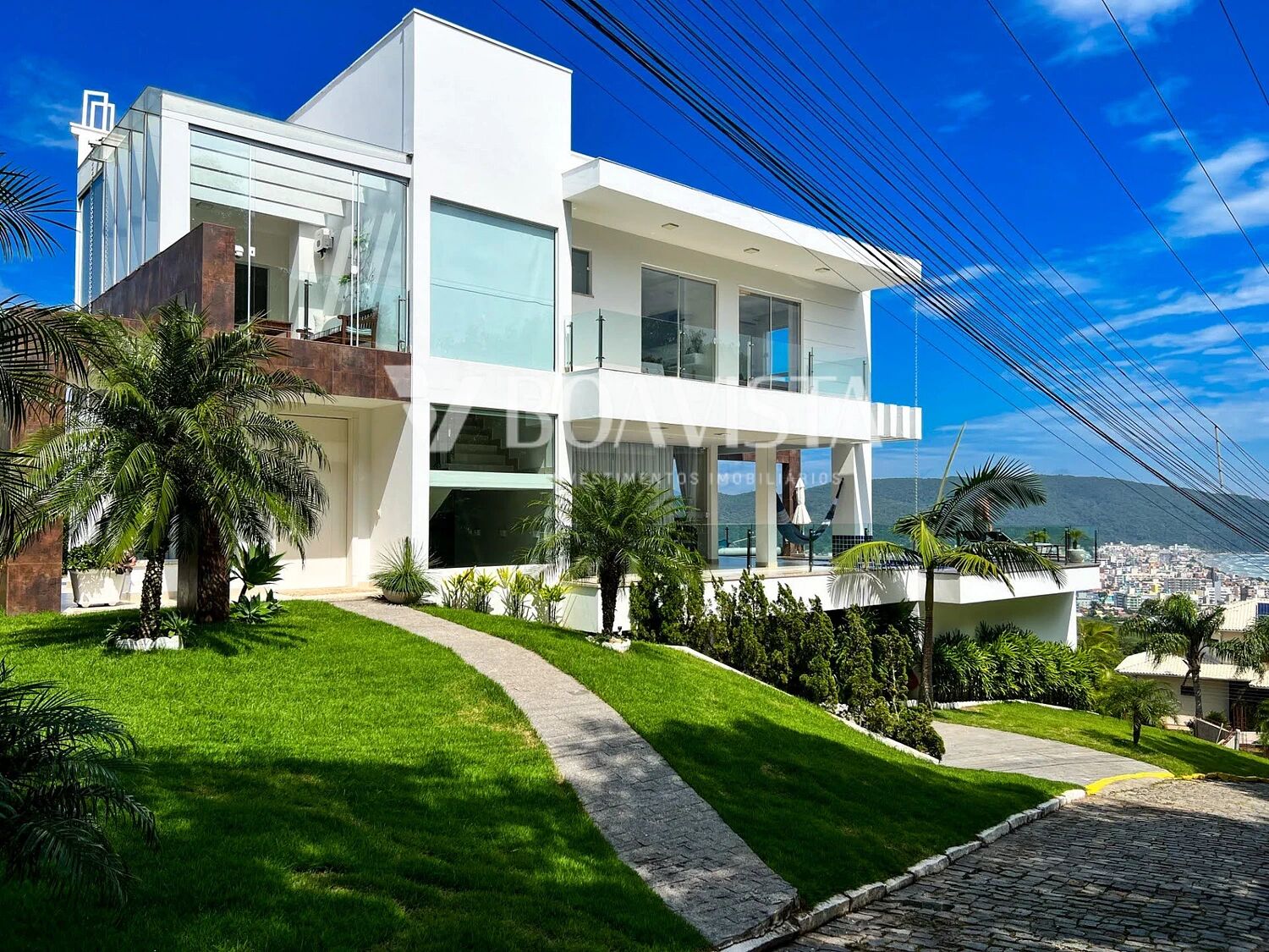 Casa de Alto Padrão à Venda - 4 Suites no Condomínio Panorâmico em Bombinhas, SC 2