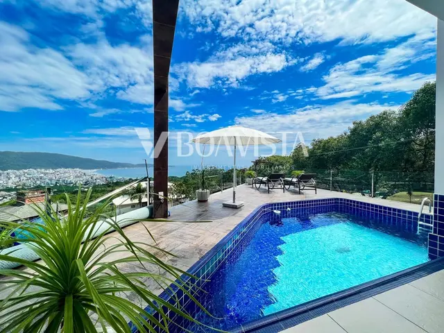 Casa de Alto Padrão à Venda - 4 Suites no Condomínio Panorâmico em Bombinhas, SC