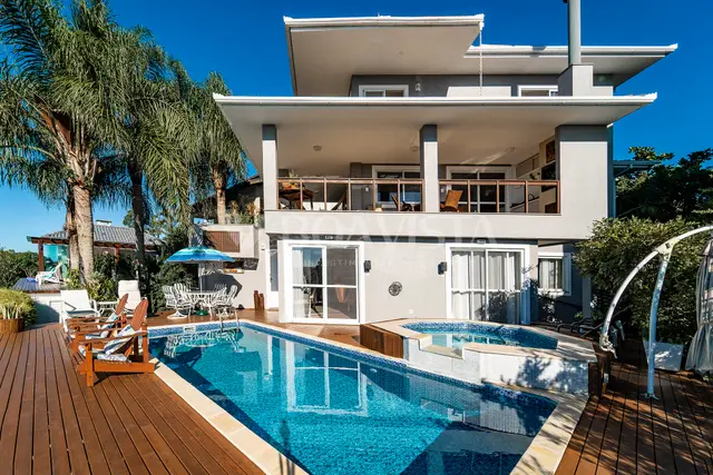 Mansão com Vista Panorâmica, 5 Suítes e Amenities Premium em Bombinhas