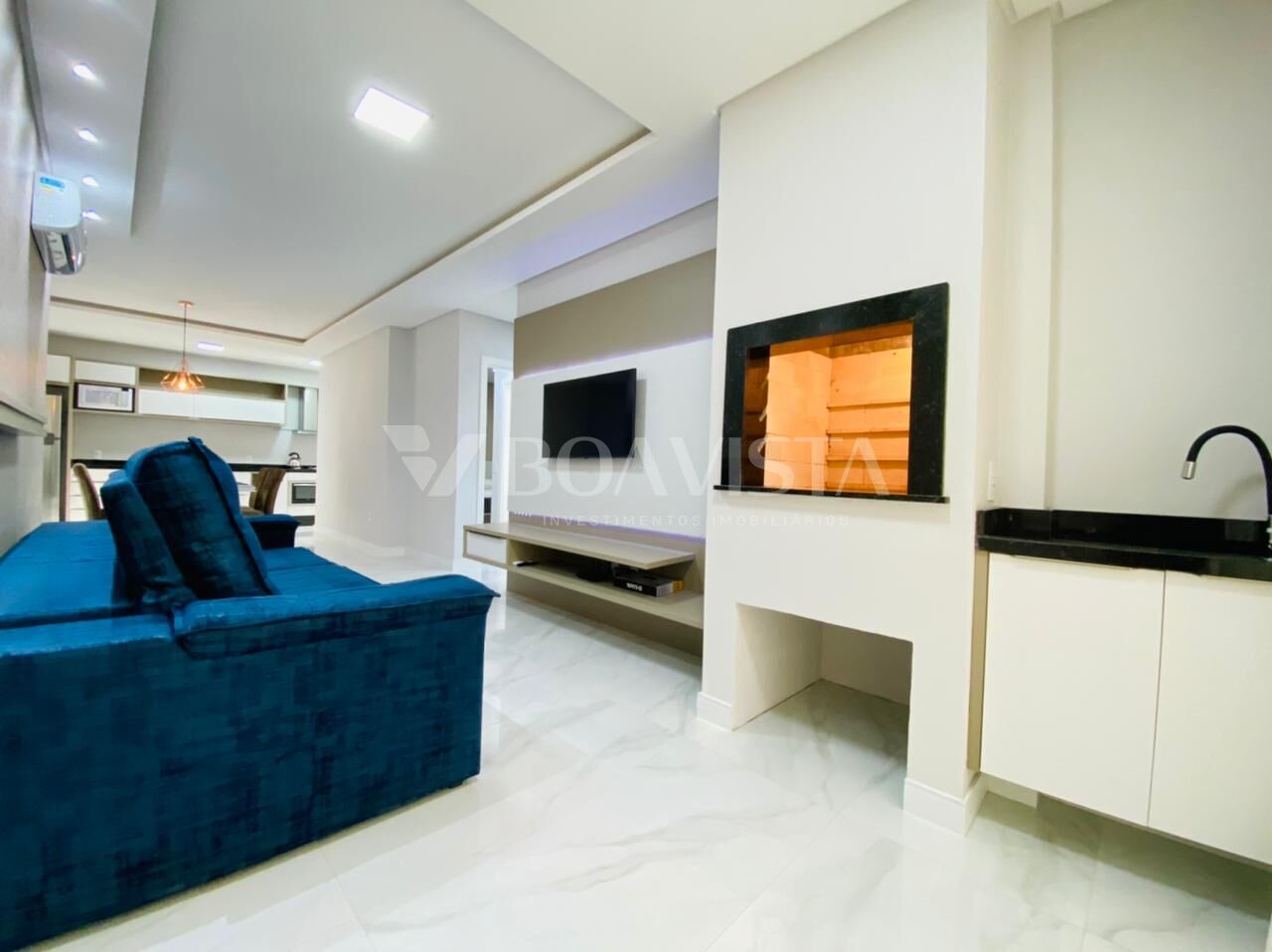 Lindo apartamento mobiliado e decorado a 300 metros da Praia de Bombas. 2
