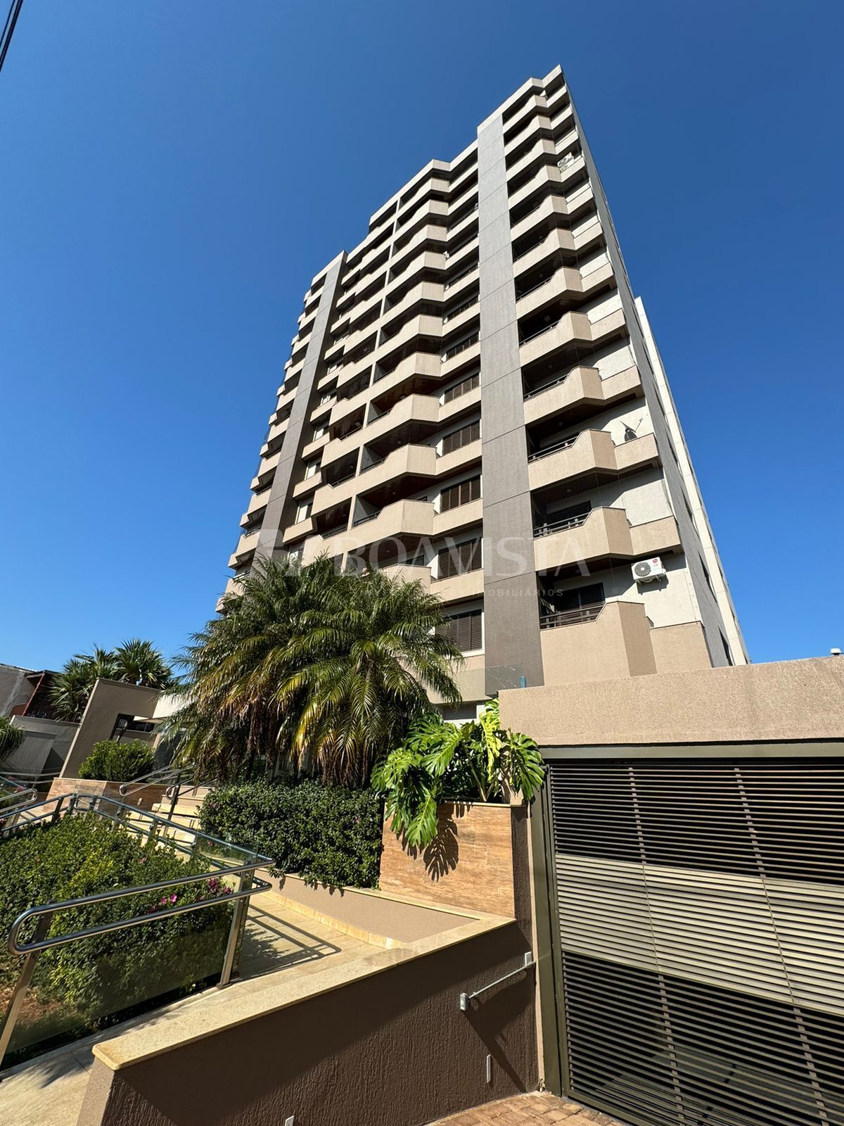 Apartamento de alto padrão localizado no Residencial Ilha da Madeira, em Arapongas. 2