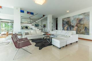 Residência de Luxo à Venda com Piscina e Vista Panorâmica em Bombinhas. 8