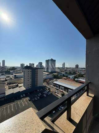 Apartamento de alto padrão localizado no Residencial Ilha da Madeira, em Arapongas. 9